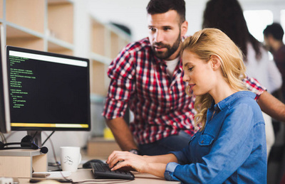 軟件開發人員在項目上工作