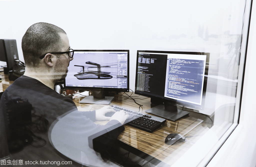 軟件編程開發人員在工作室辦公室項目中的關鍵角色與挑戰